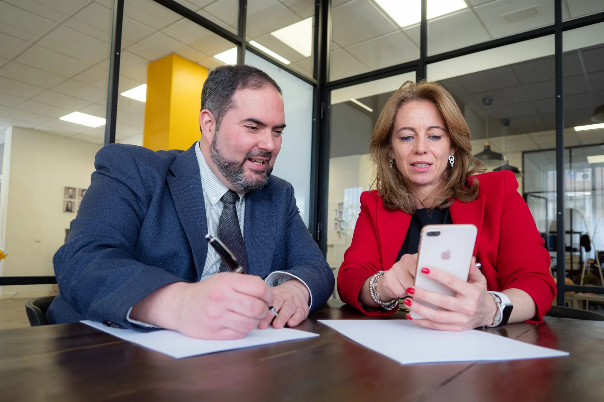 Dos abogados de Dares Abogados revisando un escrito en la mesa del despacho