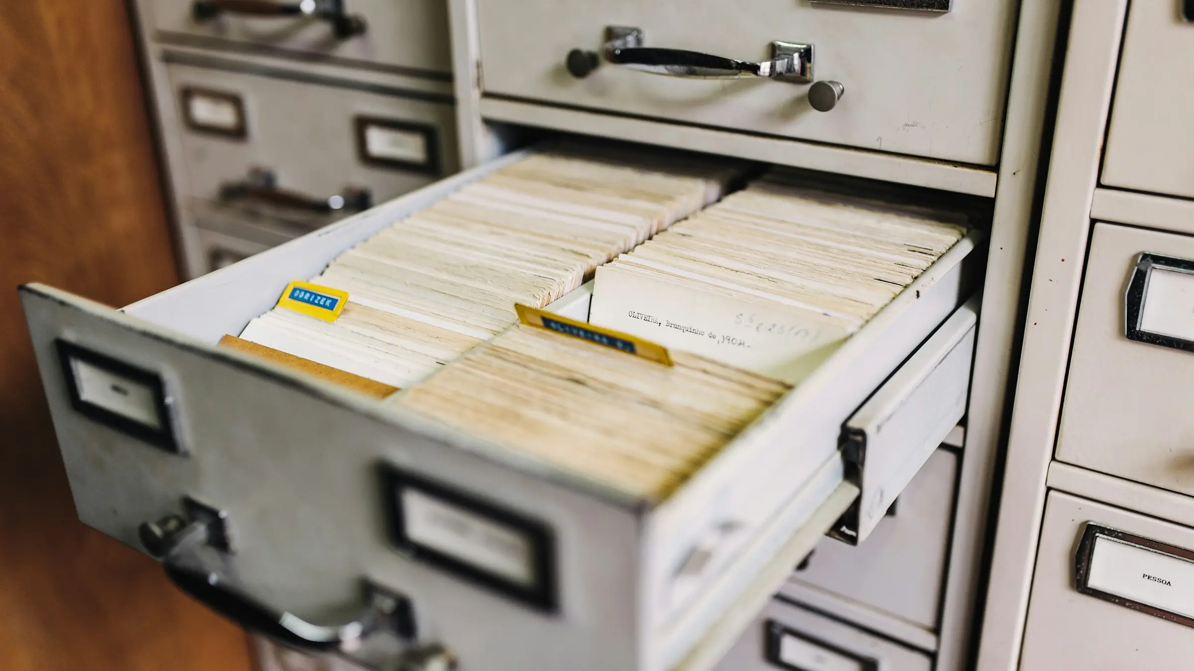 Cajón abierto de un fichero de archivo con las fichas de papel ordenadas