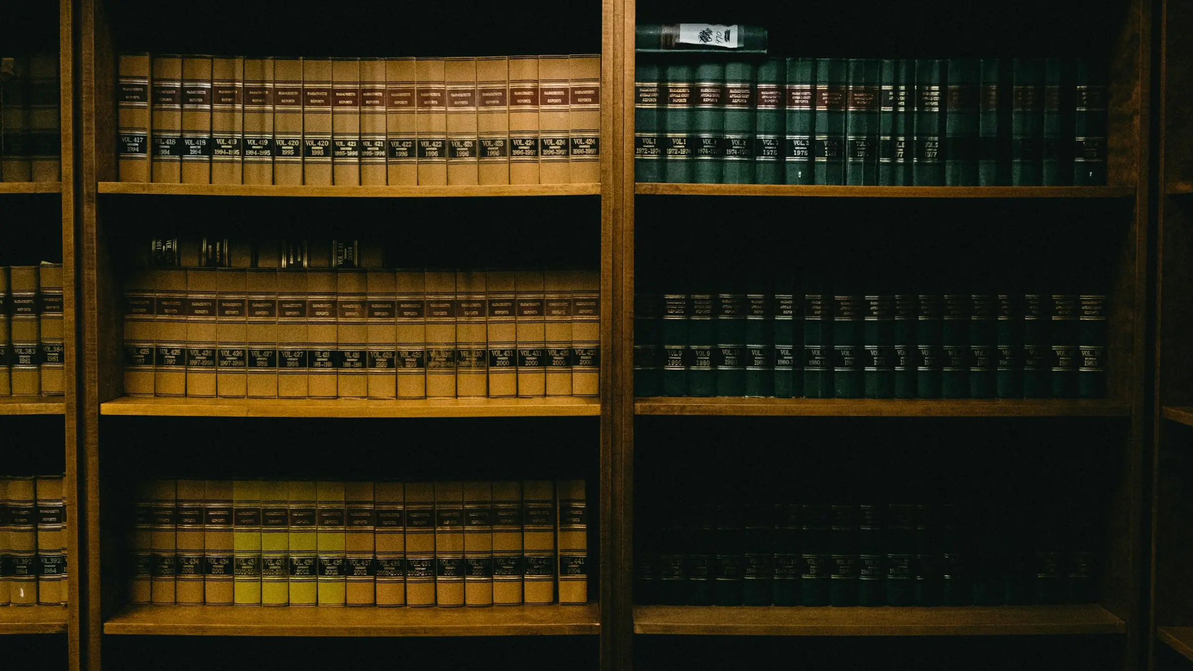 Estanterías con los tomos numerados de una colección de jurisprudencia