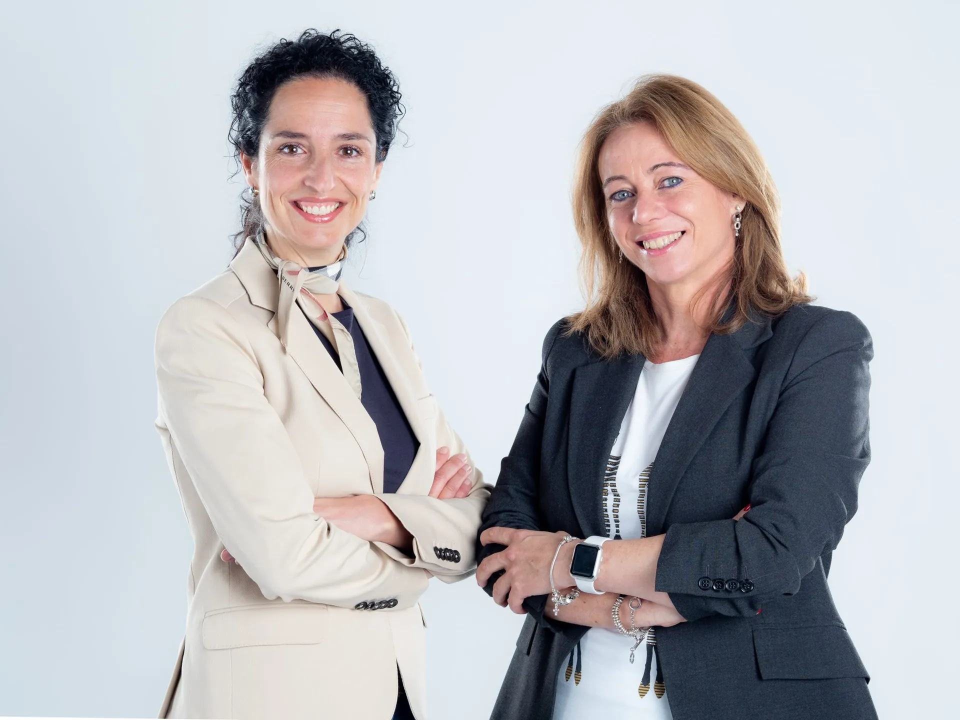 Dos de las abogadas de Dares Abogados, en retrato de estudio